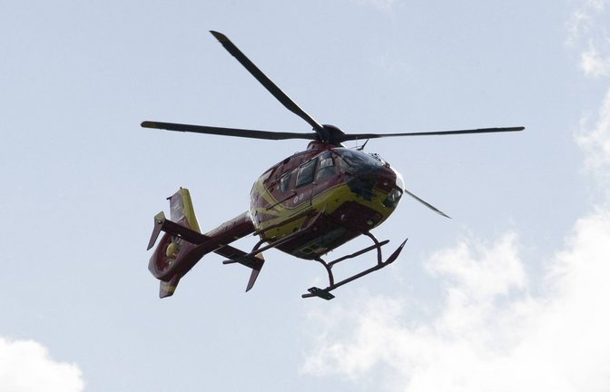 Ein Rettungshubschrauber hat den lebensgefährlich verletzten Mann ins Krankenhaus gebracht. (Symbolbild)<span class='image-autor'>Foto: imago/Roland Mühlanger/imago stock&people</span>