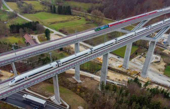 Auch über die Filstalbrücke führte der unfreiwillige Ausflug dreier Amerikaner.<span class='image-autor'>Foto: dpa/Christoph Schmidt</span>