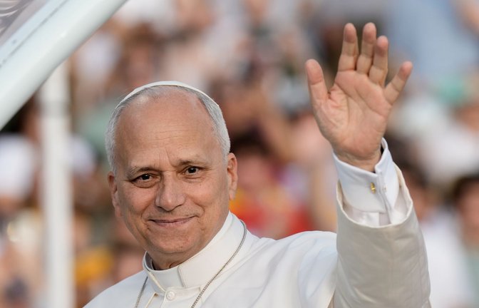 Papst Leo XIV. grüßt die rund 40.000 Teilnehmer einer Vigilie im Olympiastadion in Barcelona.<span class='image-autor'>Foto: Bernat Armangue/AP/dpa</span>