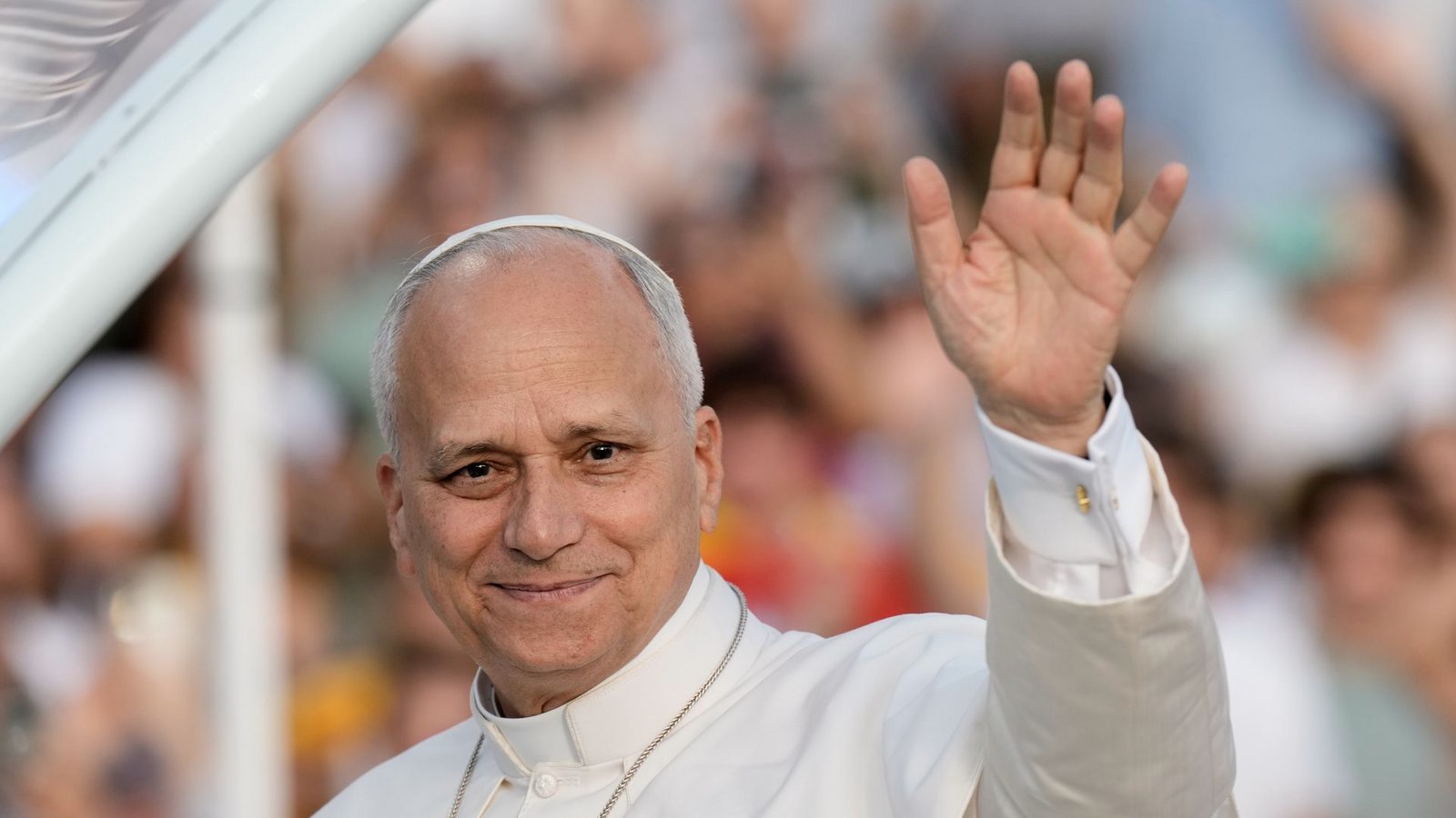 Papst Leo XIV. grüßt die rund 40.000 Teilnehmer einer Vigilie im Olympiastadion in Barcelona.Foto: Bernat Armangue/AP/dpa