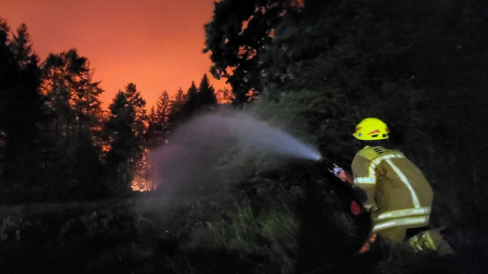 Ein Feuerwehrmann im Einsatz.Foto: Wolfgang Gasser/Kreisfeuerwehrverband Traunstein/dpa Ein Feuerwehrmann im Einsatz.Foto: Wolfgang Gasser/Kreisfeuerwehrverband Traunstein/dpa