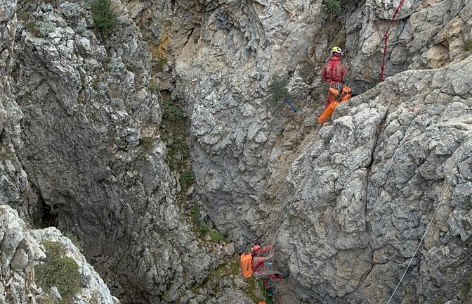 Rettungskräfte versuchen den fünften Tag in Folge, einen schwer erkrankten US-Höhlenforscher aus einer Höhle im türkischen Anamur in rund 1000 Meter Tiefe zu befreien.<span class='image-autor'>Foto: Huseyin Yildiz/IHA/AP/dpa</span>