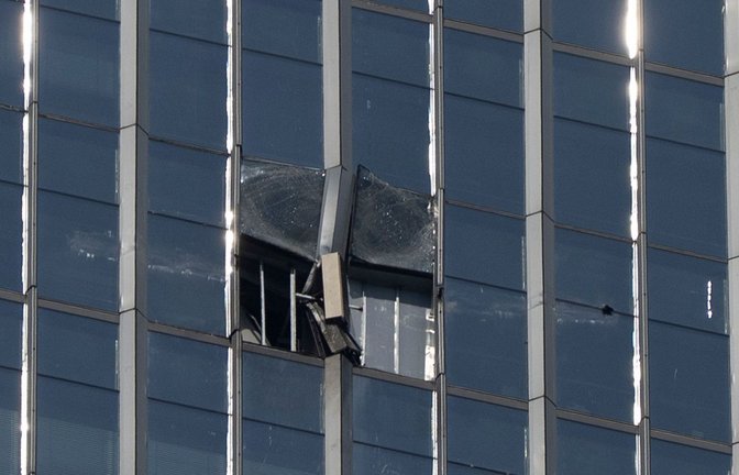 Ein beschädigter Abschnitt ist zu sehen, nachdem am Samstag, dem 27. Juni 2026, ein Kleinflugzeug in den Citic Tower, auch bekannt als „China Zun“, das höchste Gebäude in Peking, gestürzt war.<span class='image-autor'>Foto: Ng Han Guan/AP/dpa/Ng Han Guan</span>