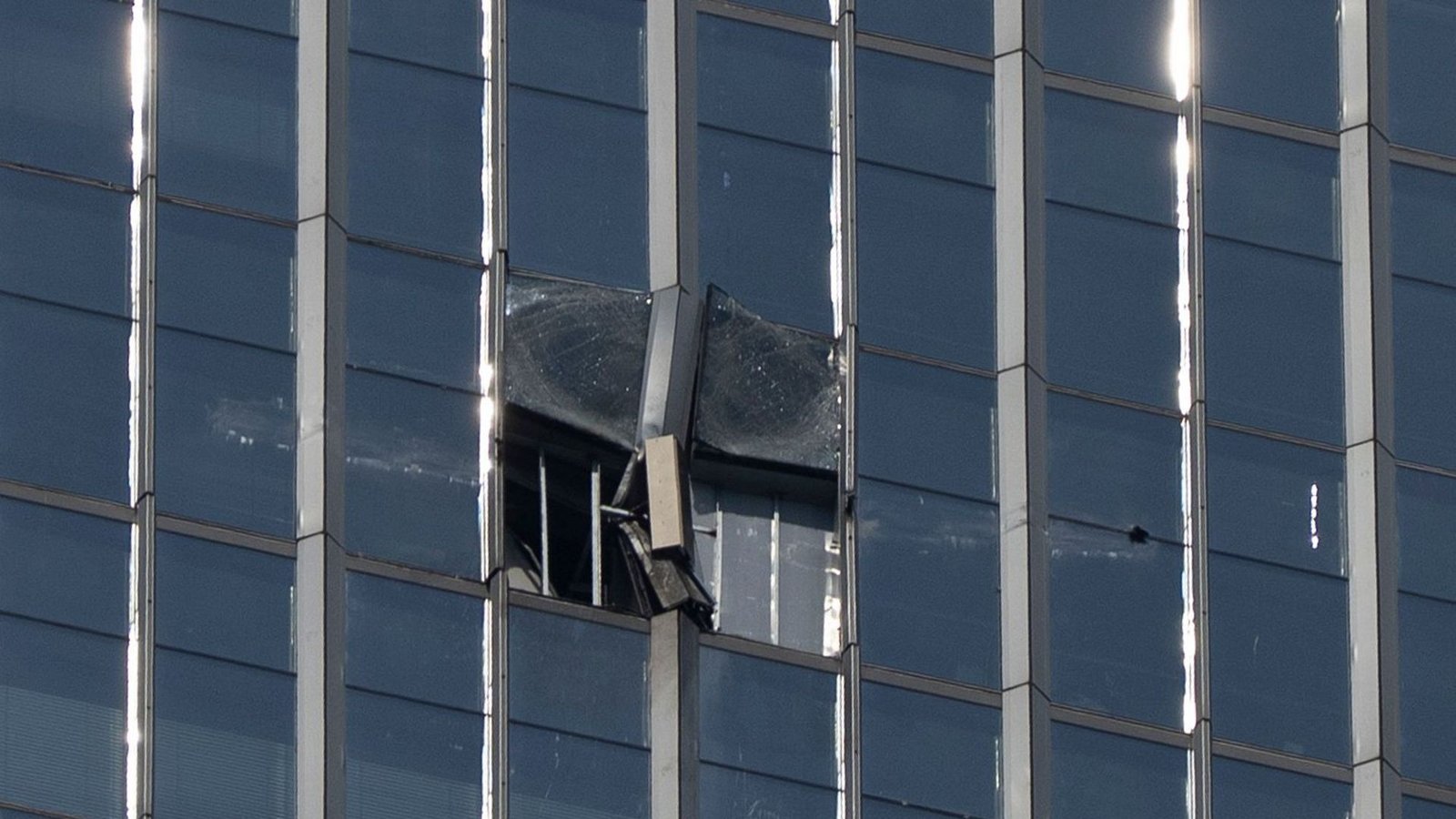 Ein beschädigter Abschnitt ist zu sehen, nachdem am Samstag, dem 27. Juni 2026, ein Kleinflugzeug in den Citic Tower, auch bekannt als „China Zun“, das höchste Gebäude in Peking, gestürzt war.Foto: Ng Han Guan/AP/dpa/Ng Han Guan