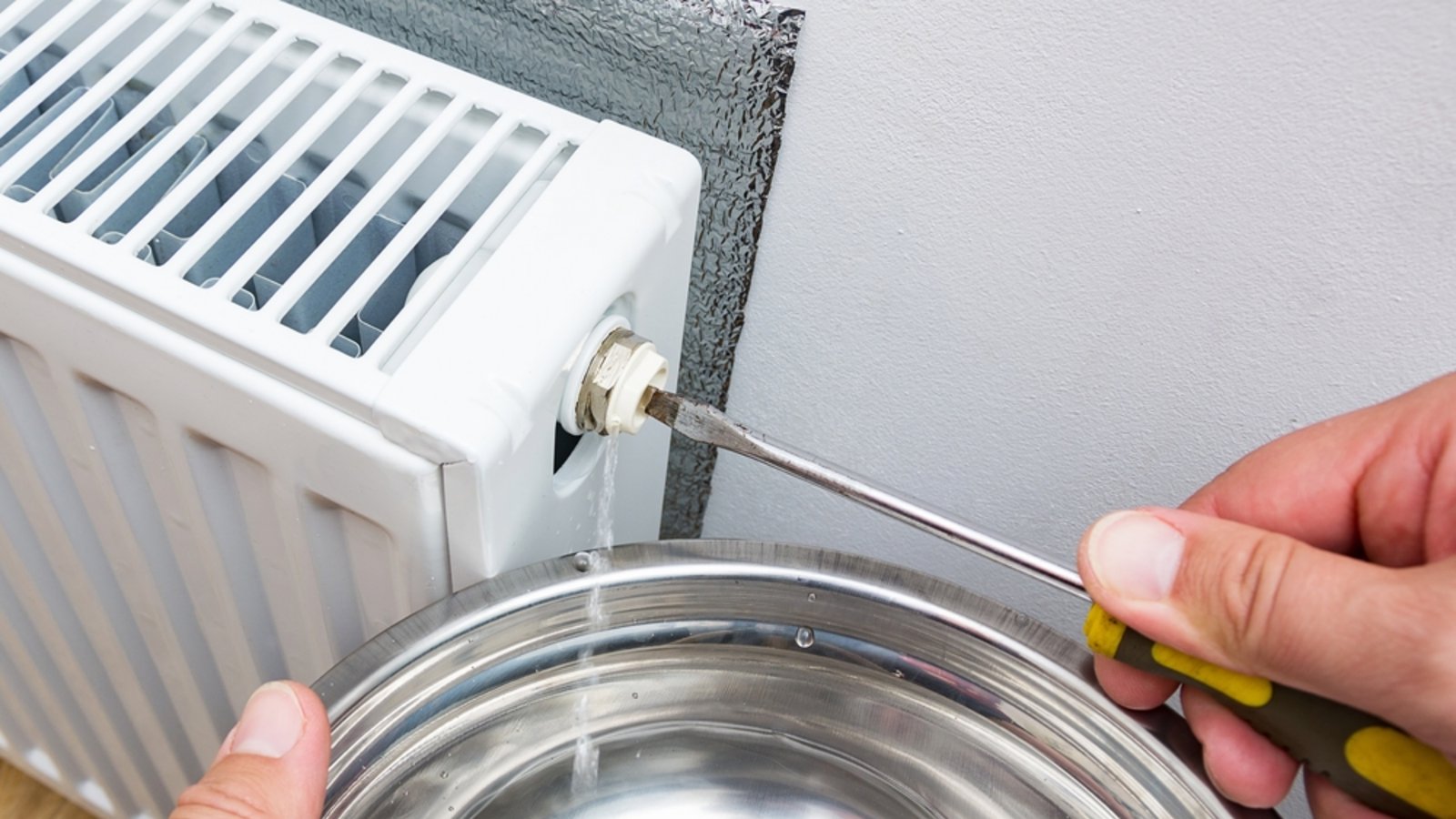 Ein Schlitzschraubendreher funktioniert meist auch.Foto: Yevhen Prozhyrko / shutterstock.com Ein Schlitzschraubendreher funktioniert meist auch.Foto: Yevhen Prozhyrko / shutterstock.com