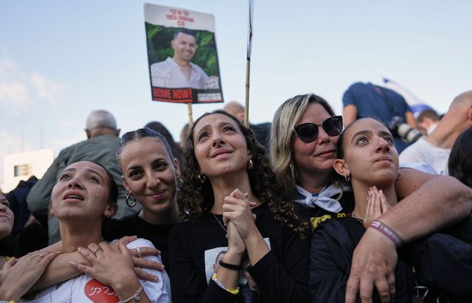 Hoffnung erfüllt: Israelis in Tel Aviv unmittelbar vor Freilassung der letzten Geiseln aus der Gewalt der Hamas.<span class='image-autor'>Foto: Oded Balilty/AP/dpa</span>