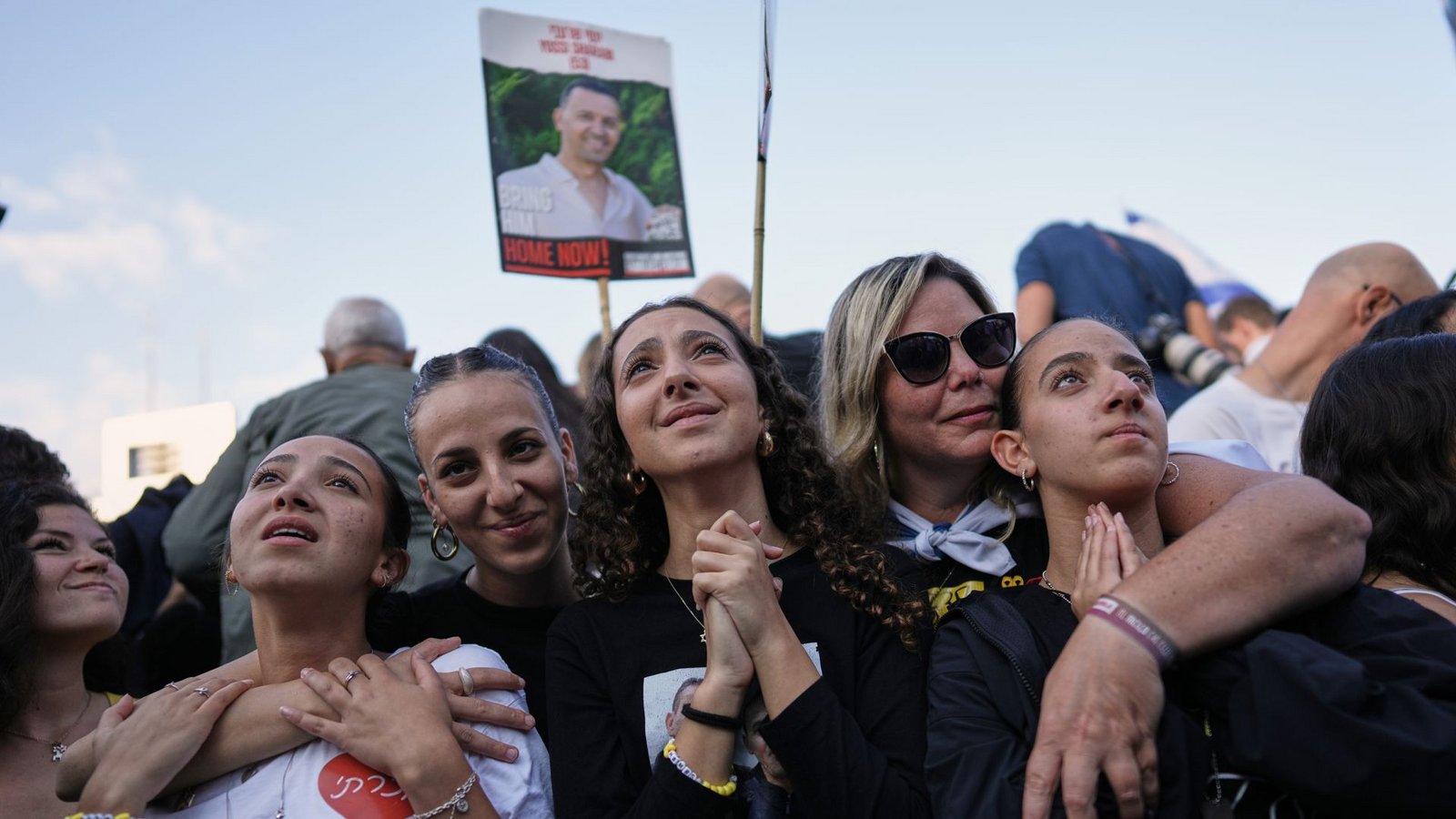 Hoffnung erfüllt: Israelis in Tel Aviv unmittelbar vor Freilassung der letzten Geiseln aus der Gewalt der Hamas.Foto: Oded Balilty/AP/dpa