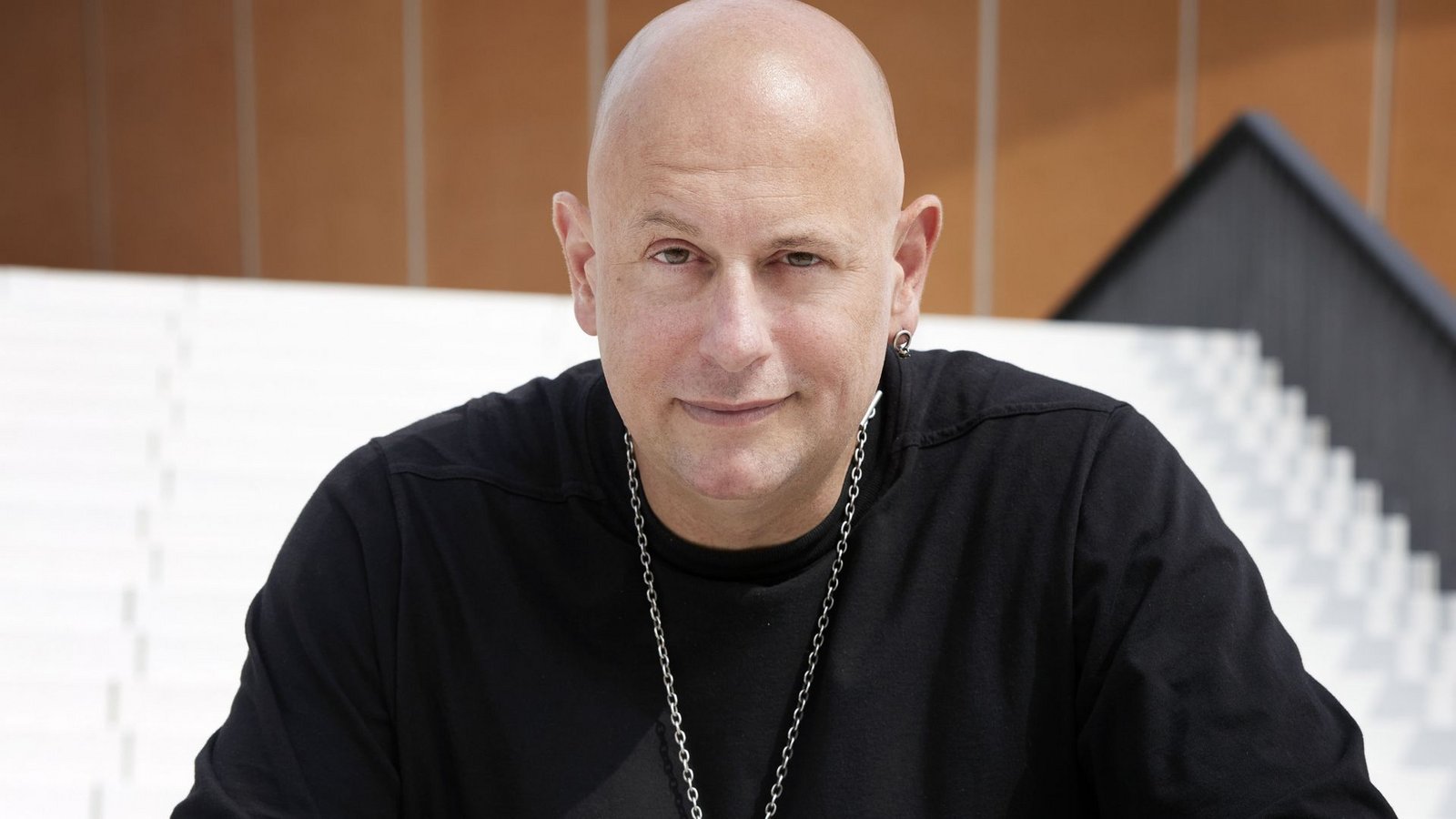 Jan Becker: Der Hypnotiseur und Buchautor ist selbst begeistert vom Staunen.Foto: Gregor Hohenberg Jan Becker: Der Hypnotiseur und Buchautor ist selbst begeistert vom Staunen.Foto: Gregor Hohenberg