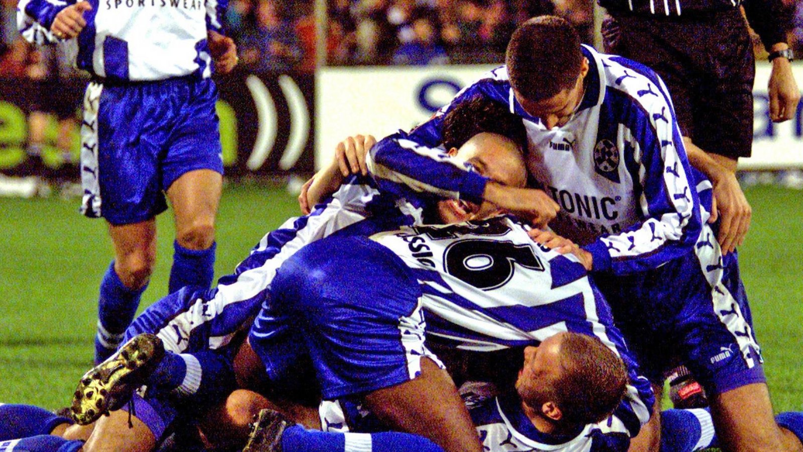 12. Oktober 1999 In der dritten Runde herrscht Ausgelassenheit unterm Fernsehturm – die Kickers werfen in der dritten Runde Borussia Dortmund aus dem Pokal, den Champions-League-Sieger von 1997.Foto: imago/Rudel