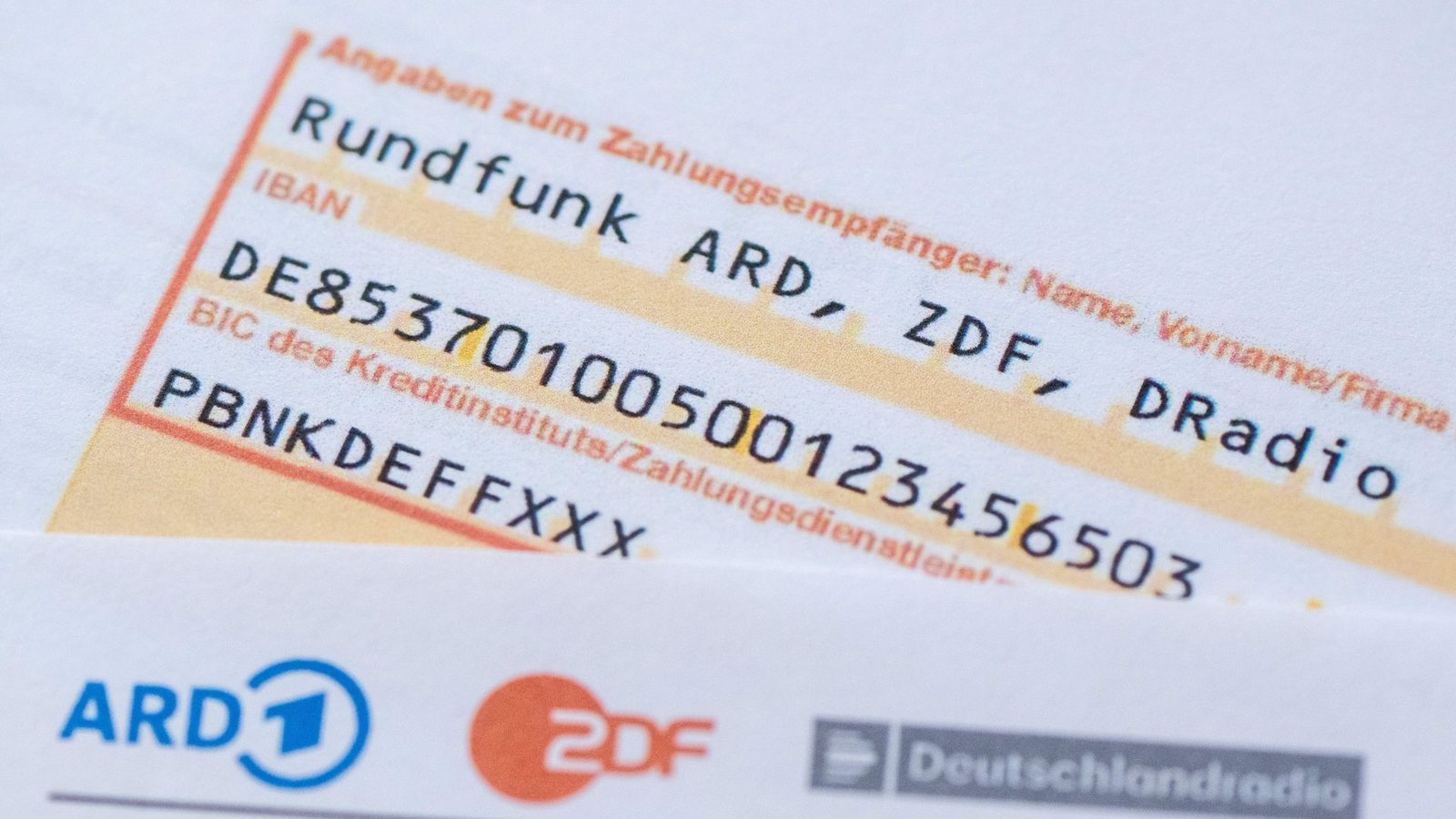 Im Rechtsstreit um den Rundfunkbeitrag für den öffentlich-rechtlichen Rundfunk (ÖRR) wird heute eine wichtige Entscheidung erwartet. (Symbolbild)Foto: Sebastian Kahnert/dpa