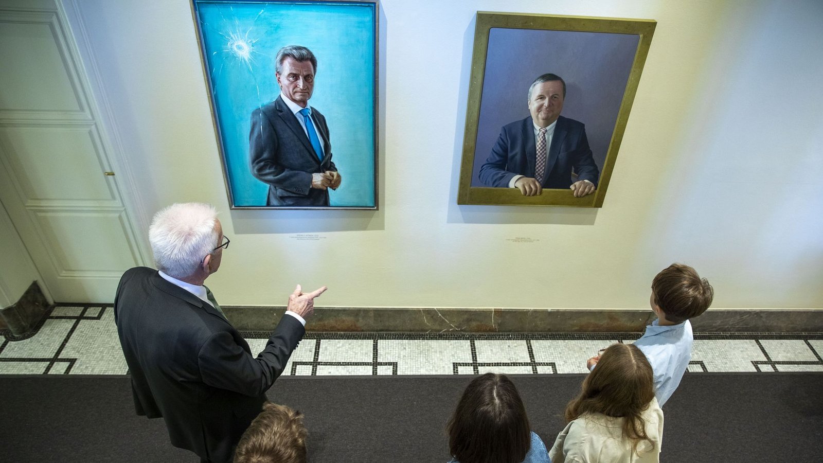 Kretschmann zeigt die Porträts seiner Vorgänger. „2026 werde ich hier aufgehängt“, sagt er und lacht.Foto: Lichtgut/Leif Piechowski/Leif Piechowski Kretschmann zeigt die Porträts seiner Vorgänger. „2026 werde ich hier aufgehängt“, sagt er und lacht.Foto: Lichtgut/Leif Piechowski/Leif Piechowski