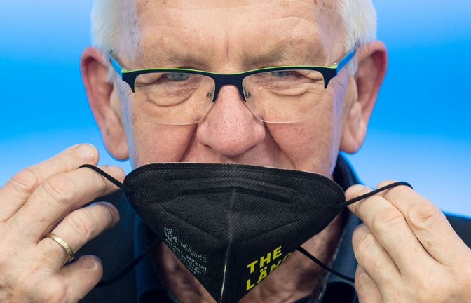 Winfried Kretschmann setzt im Februar 2022 eine Maske auf.<span class='image-autor'>Foto: dpa/Marijan Murat</span>