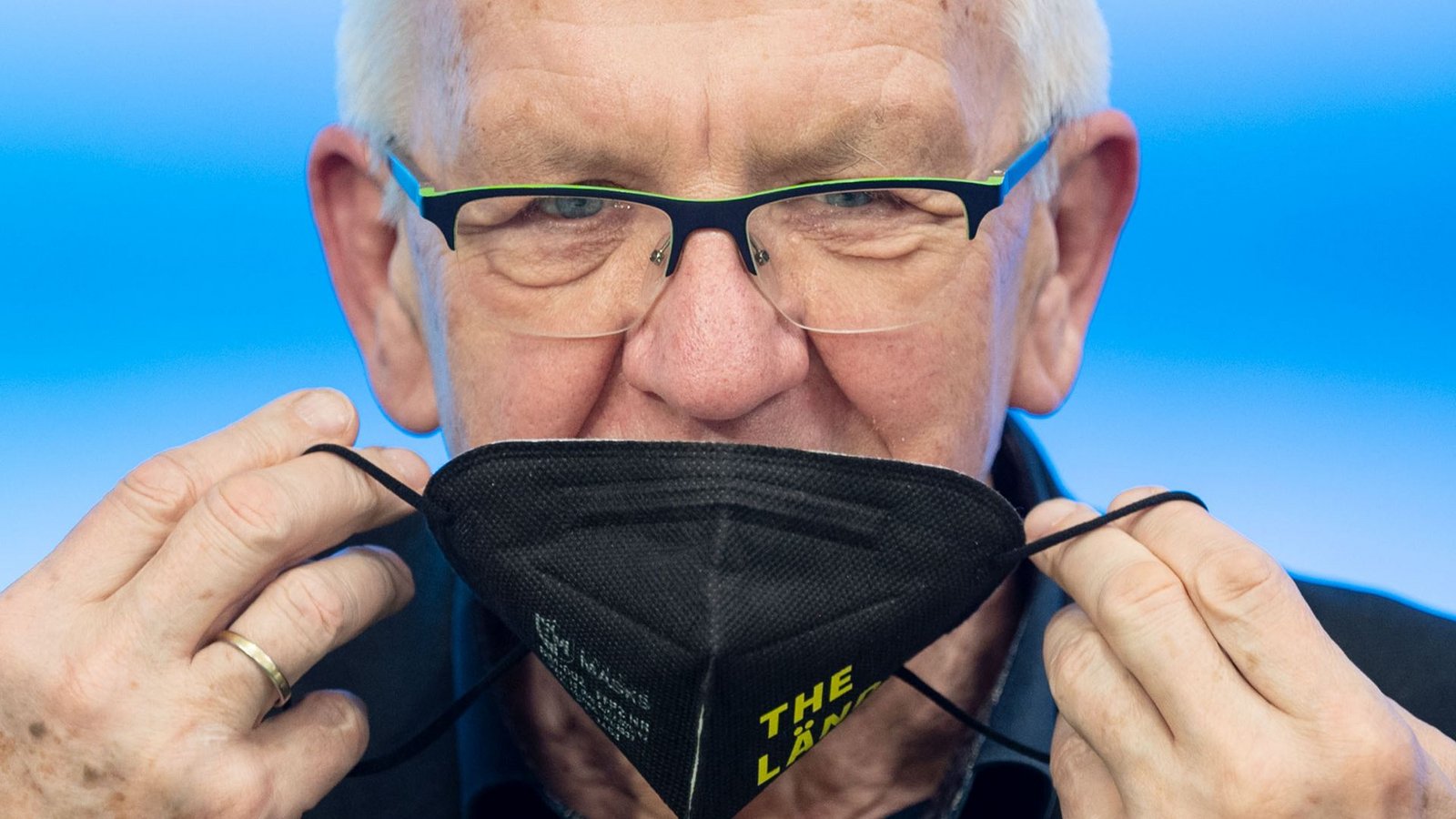 Winfried Kretschmann setzt im Februar 2022 eine Maske auf.Foto: dpa/Marijan Murat Winfried Kretschmann setzt im Februar 2022 eine Maske auf.Foto: dpa/Marijan Murat