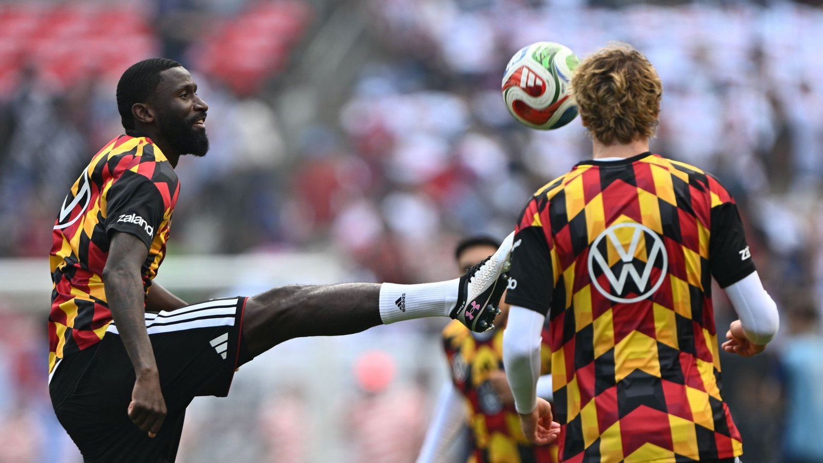 Antonio Rüdiger (links) sorgt mal wieder abseits des Sports für Schlagzeilen.Foto: Federico Gambarini/dpa Antonio Rüdiger (links) sorgt mal wieder abseits des Sports für Schlagzeilen.Foto: Federico Gambarini/dpa
