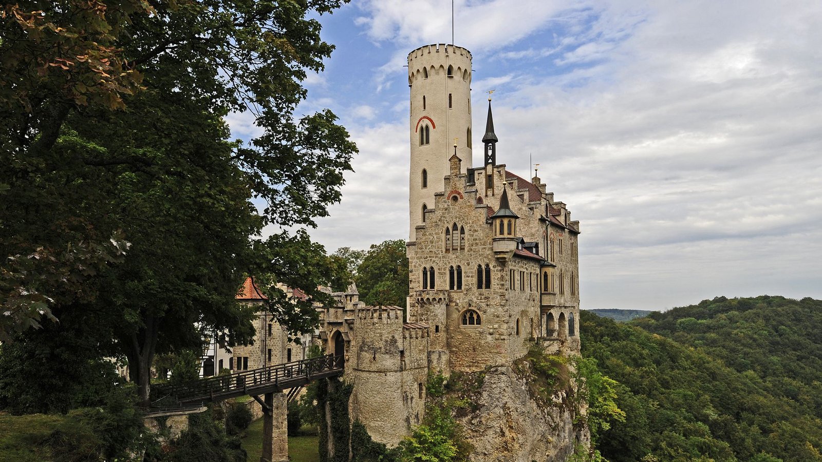 Für „Dornröschen“ diente neben der Burg Hohenzollern ein weiteres historisches Bauwerk auf der Schwäbischen Alb als Filmkulisse: Das Schloss Lichtenstein im Landkreis Reutlingen.Foto: Schwäbische Alb Tourismus/Ralph Lueger Für „Dornröschen“ diente neben der Burg Hohenzollern ein weiteres historisches Bauwerk auf der Schwäbischen Alb als Filmkulisse: Das Schloss Lichtenstein im Landkreis Reutlingen.Foto: Schwäbische Alb Tourismus/Ralph Lueger