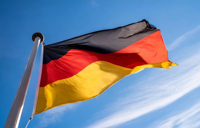 Bundesweit wehen heute die Deutschlandfahnen.<span class='image-autor'>Foto: IMAGO/H. Tschanz-Hofmann/IMAGO/H.Tschanz-Hofmann</span>