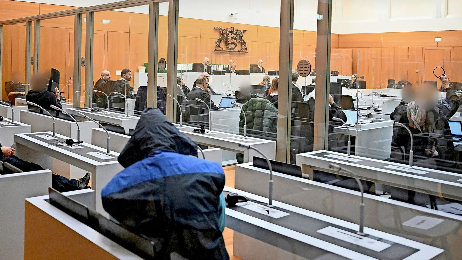 Ein Mitglied der Gruppe S. vor dem UrteilFoto: dpa/Bernd Weißbrod Ein Mitglied der Gruppe S. vor dem UrteilFoto: dpa/Bernd Weißbrod
