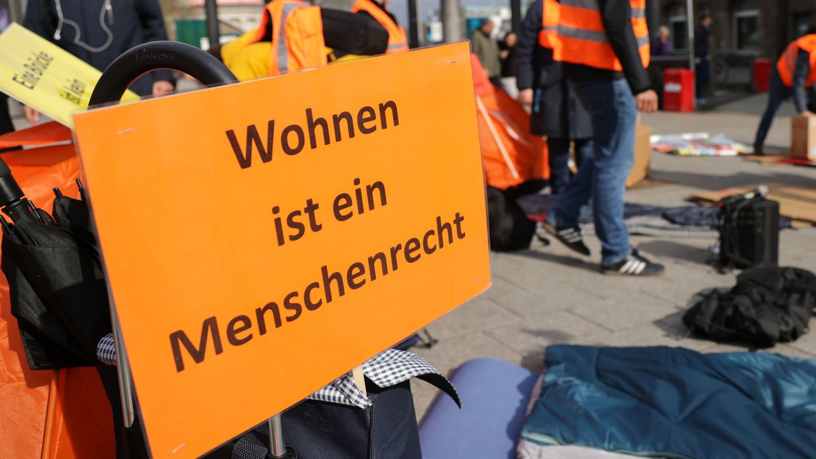 „Wohnen ist ein Menschenrecht“ steht auf einem Plakat. Die Bundesregierung will bis 2023 die Wohnungslosigkeit in Deutschland beenden (Symbolfoto).Foto: dpa/Christian Charisius „Wohnen ist ein Menschenrecht“ steht auf einem Plakat. Die Bundesregierung will bis 2023 die Wohnungslosigkeit in Deutschland beenden (Symbolfoto).Foto: dpa/Christian Charisius