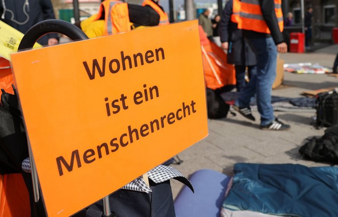 „Wohnen ist ein Menschenrecht“ steht auf einem Plakat. Die Bundesregierung will bis 2023 die Wohnungslosigkeit in Deutschland beenden (Symbolfoto).<span class='image-autor'>Foto: dpa/Christian Charisius</span>