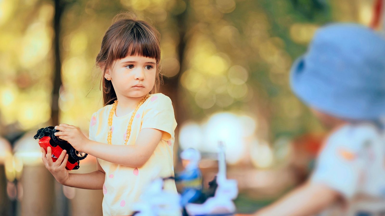 Alles meins! Spielzeug zu Teilen fällt vielen Kindern schwerFoto: nicoletaionescu - stock.adobe.com