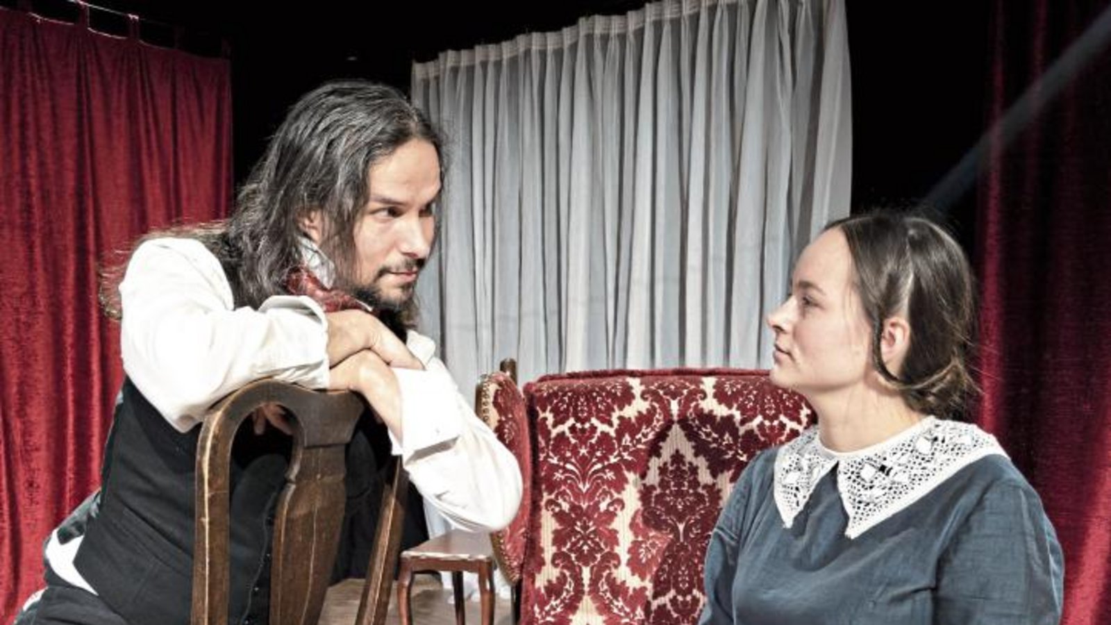 Patrick Weiß als Mr. Rochester und Annalena Grihn als Jane Eyre. Foto: Fydrich Patrick Weiß als Mr. Rochester und Annalena Grihn als Jane Eyre. Foto: Fydrich