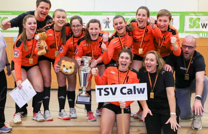 Die Faustballerinnen des TSV Calw um Anna Winkler (Vierte von links) fahren als Titelverteidigerinnen zur DM-Endrunde nach Moslesfehn, nachdem die nationalen Meisterschaften in der Halle in der Saison 2020/2021 ausgefallen sind.  <span class='image-autor'>Foto: DFBL/den Dulk</span>