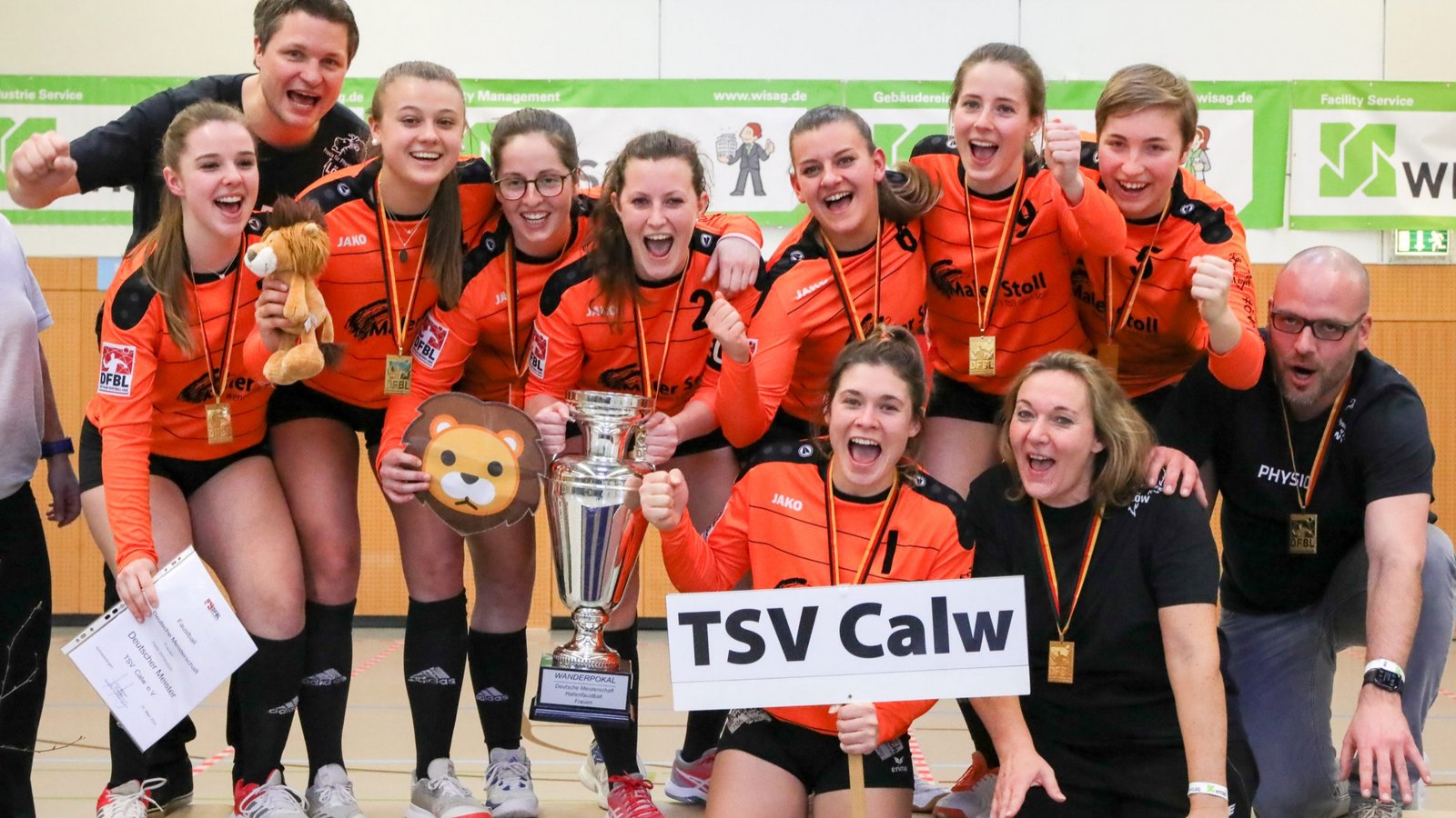 Die Faustballerinnen des TSV Calw um Anna Winkler (Vierte von links) fahren als Titelverteidigerinnen zur DM-Endrunde nach Moslesfehn, nachdem die nationalen Meisterschaften in der Halle in der Saison 2020/2021 ausgefallen sind. Foto: DFBL/den Dulk Die Faustballerinnen des TSV Calw um Anna Winkler (Vierte von links) fahren als Titelverteidigerinnen zur DM-Endrunde nach Moslesfehn, nachdem die nationalen Meisterschaften in der Halle in der Saison 2020/2021 ausgefallen sind. Foto: DFBL/den Dulk