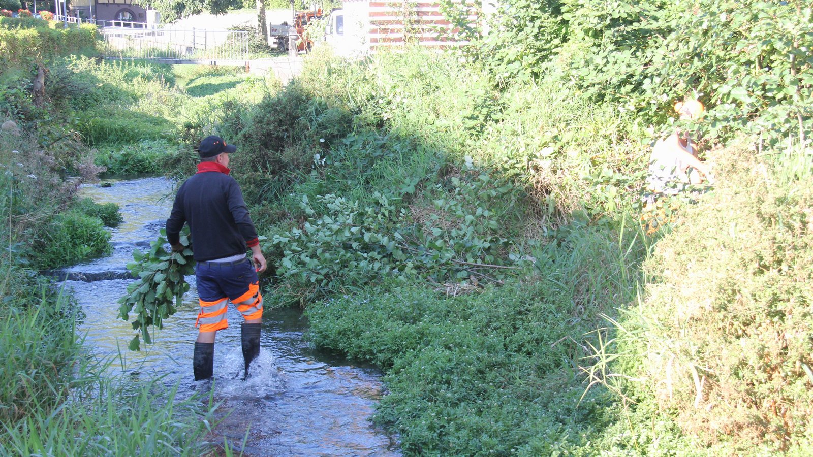 Als die VKZ im September die städtischen Mitarbeiter bei ihrer Arbeit in Riet begleitet, reichen Gummistiefel an den Füßen aus. In Aurich standen die Bauhofmitarbeiter kurz davor in deutlich tieferem Wasser. Entsprechend liefen sie da in Wathosen durchs kühle Nass. Bei solchen Hosen sind Gummistiefel und Hose an einem Stück. Fotos: Müller
