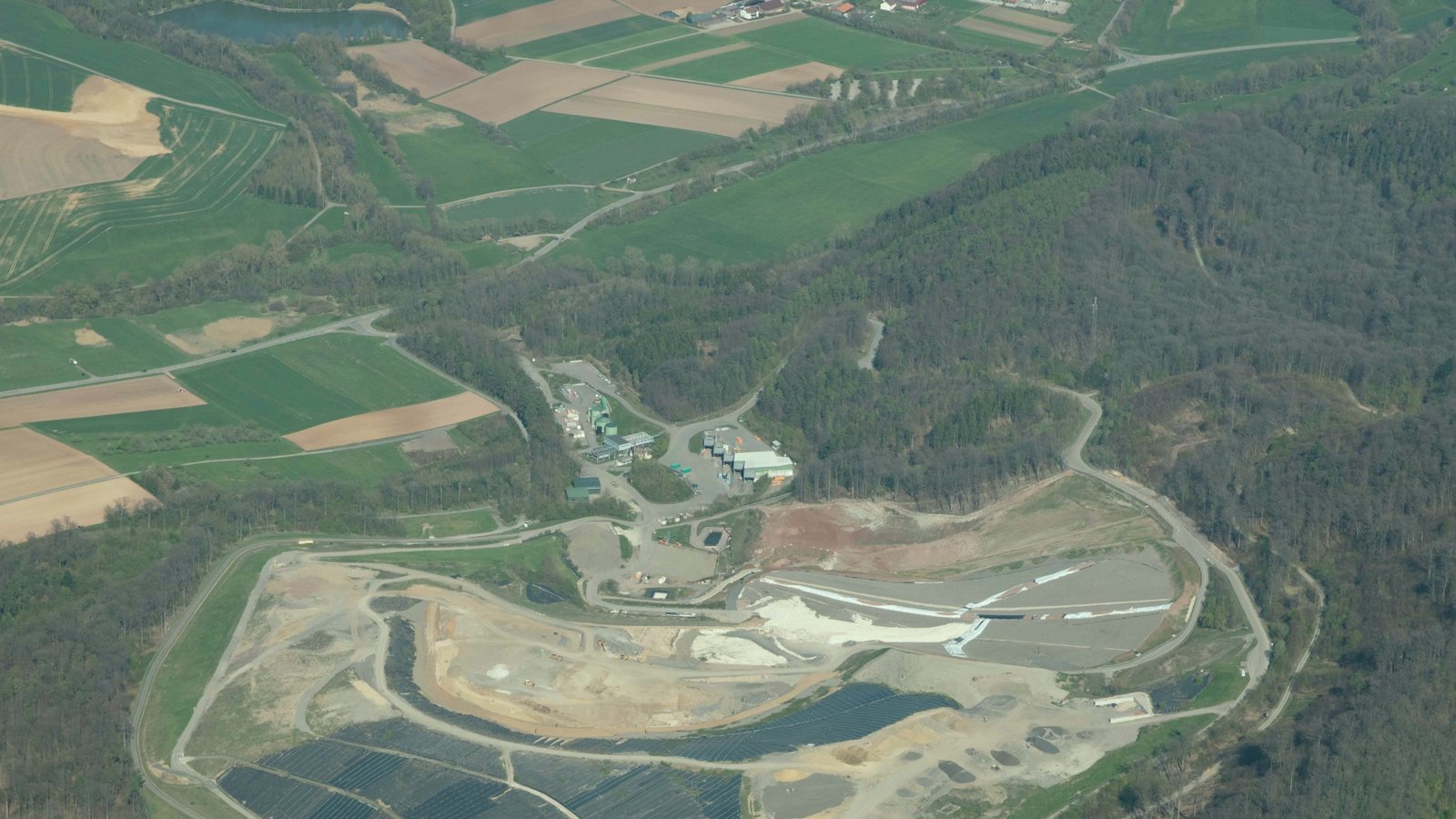 Mineralische Abfälle aus der Region werden bislang auf den Deponien Burghof in Horrheim ...  Fotos: Archiv
