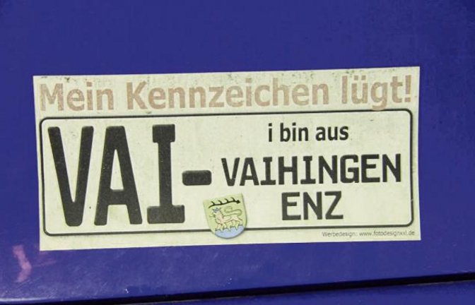 Der Fahrer des Wagens mit diesem Heckaufkleber scheint kein Fan seines Ludwigsburger LB-Nummernschildes zu sein.  Foto: Banholzer