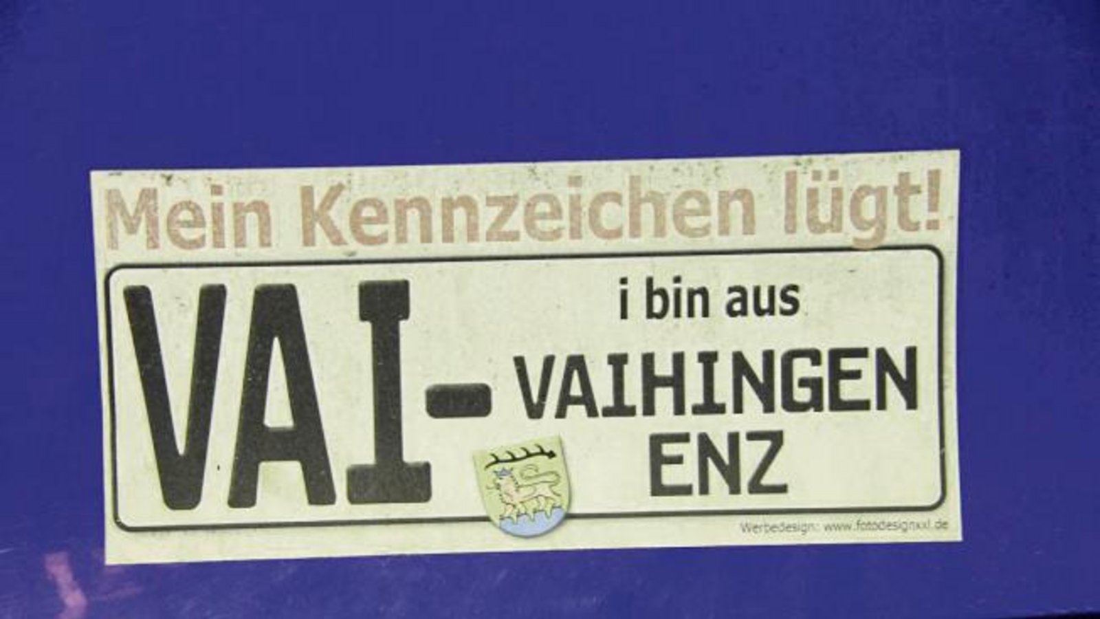 Der Fahrer des Wagens mit diesem Heckaufkleber scheint kein Fan seines Ludwigsburger LB-Nummernschildes zu sein. Foto: Banholzer Der Fahrer des Wagens mit diesem Heckaufkleber scheint kein Fan seines Ludwigsburger LB-Nummernschildes zu sein. Foto: Banholzer