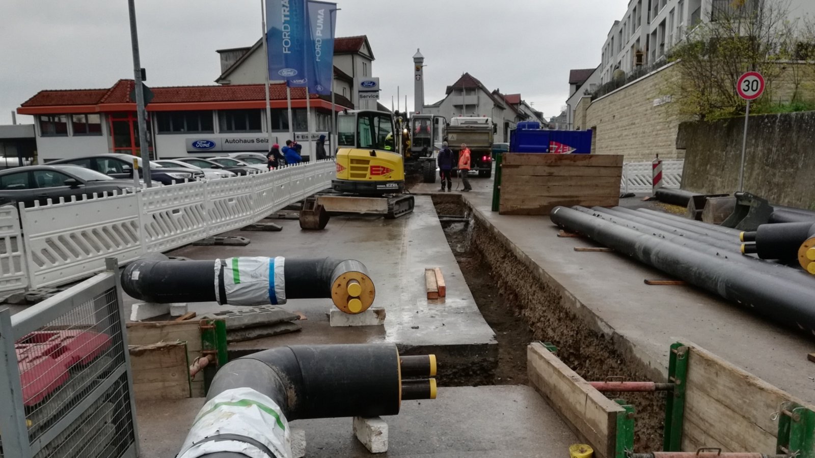 Die Stuttgarter Straße in Vaihingen ist seit Oktober für den Verkehr gesperrt. Grund ist die Verlegung von Leitungen für die Nahwärmeversorgung (von der Anlage am Alten Postweg kommend). Noch vor Weihnachten soll die Sperrung aufgehoben werden. Foto: Arning Die Stuttgarter Straße in Vaihingen ist seit Oktober für den Verkehr gesperrt. Grund ist die Verlegung von Leitungen für die Nahwärmeversorgung (von der Anlage am Alten Postweg kommend). Noch vor Weihnachten soll die Sperrung aufgehoben werden. Foto: Arning