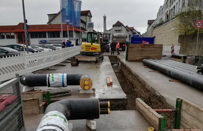 Die Stuttgarter Straße in Vaihingen ist seit Oktober für den Verkehr gesperrt. Grund ist die Verlegung von Leitungen für die Nahwärmeversorgung (von der Anlage am Alten Postweg kommend). Noch vor Weihnachten soll die Sperrung aufgehoben werden. <span class='image-autor'>Foto: Arning</span>
