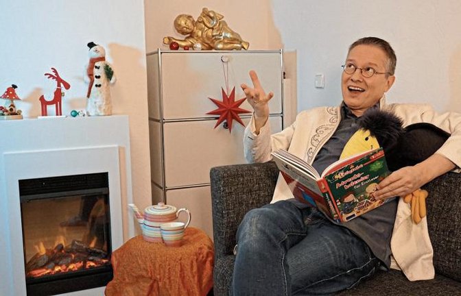 Der Kinderbuchautor Tino (links) und der Schauspieler Jo Jung lesen für die Zuschauer ausgewählte Weihnachtsgeschichten.  Fotos: p