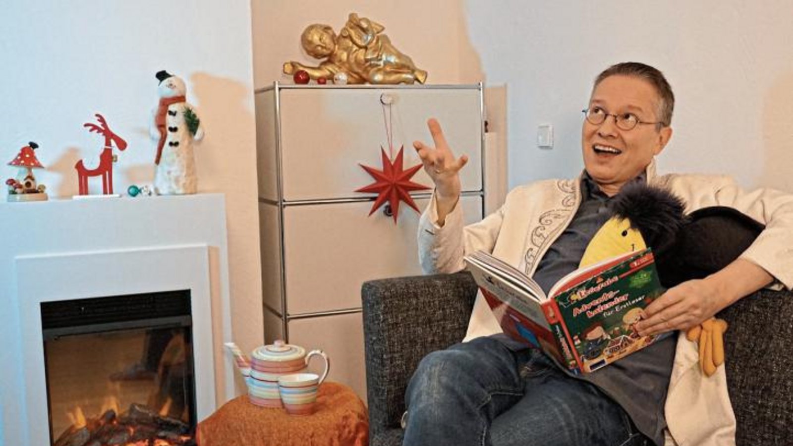 Der Kinderbuchautor Tino (links) und der Schauspieler Jo Jung lesen für die Zuschauer ausgewählte Weihnachtsgeschichten. Fotos: p Der Kinderbuchautor Tino (links) und der Schauspieler Jo Jung lesen für die Zuschauer ausgewählte Weihnachtsgeschichten. Fotos: p