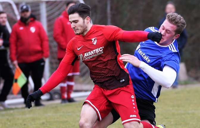 Auch wenn Daniel Nigge (rechts) zum Tor für Riet auflegte, hat hier Horrheims Alexander Heine den Fuß am Ball. <span class='image-autor'>Foto: Küppers</span>