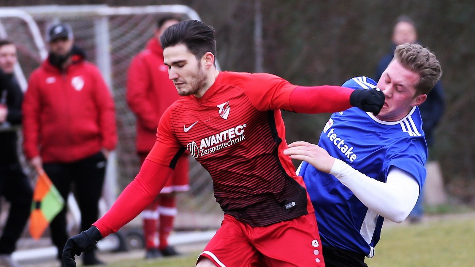 Auch wenn Daniel Nigge (rechts) zum Tor für Riet auflegte, hat hier Horrheims Alexander Heine den Fuß am Ball. Foto: Küppers
