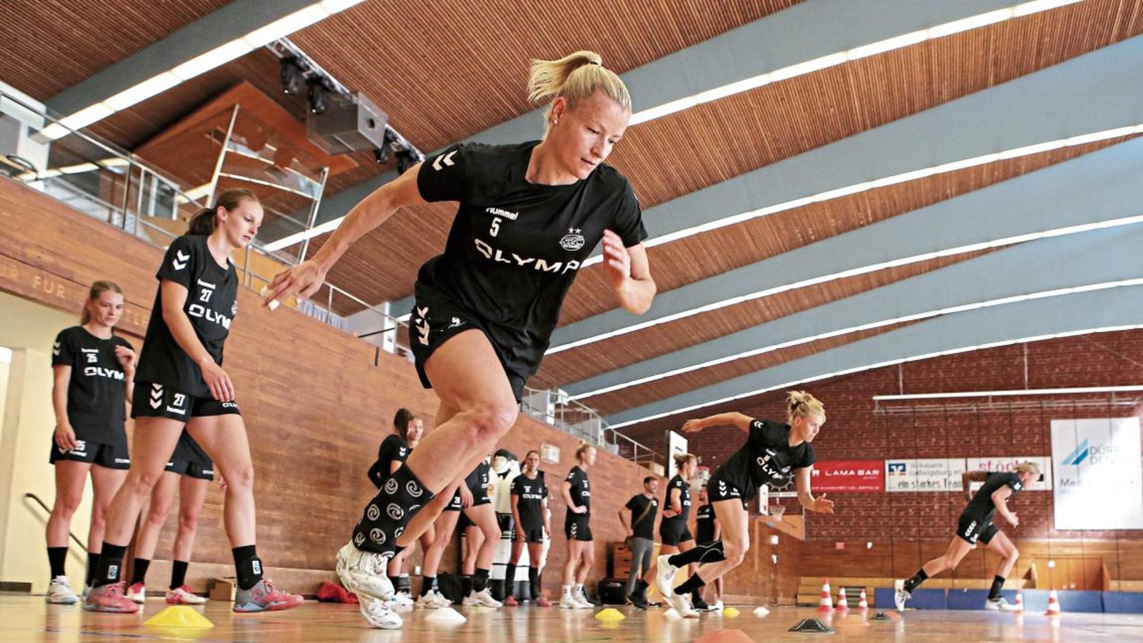 Beim Trainingsauftakt standen die ersten Sprintübungen für Antje Lauenroth (vorne) und ihre Mannschaftskameradinnen der SG BBM Bietigheim auf dem Programm. Fotos: Baumann