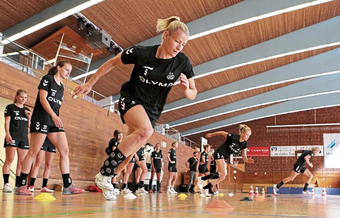 Beim Trainingsauftakt standen die ersten Sprintübungen für Antje Lauenroth (vorne) und ihre Mannschaftskameradinnen der SG BBM Bietigheim auf dem Programm. Fotos: Baumann