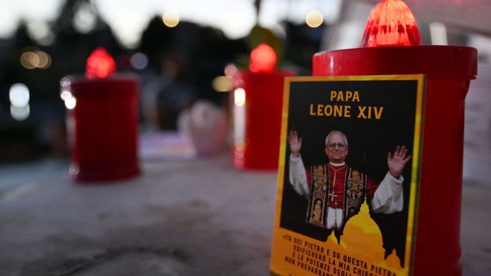 Papst Leo hat Lungenkrebs: Vor dem Gemelli-Krankenhaus in Rom, in dem Leo XIV. behandelt wird, ist ein spontaner Gedenkort entstanden.TIZIANA FABI/afp Papst Leo hat Lungenkrebs: Vor dem Gemelli-Krankenhaus in Rom, in dem Leo XIV. behandelt wird, ist ein spontaner Gedenkort entstanden.TIZIANA FABI/afp