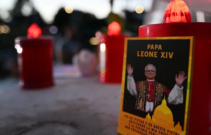 Papst Leo hat Lungenkrebs: Vor dem Gemelli-Krankenhaus in Rom, in dem Leo XIV. behandelt wird, ist ein spontaner Gedenkort entstanden.<span class='image-autor'>TIZIANA FABI/afp</span>