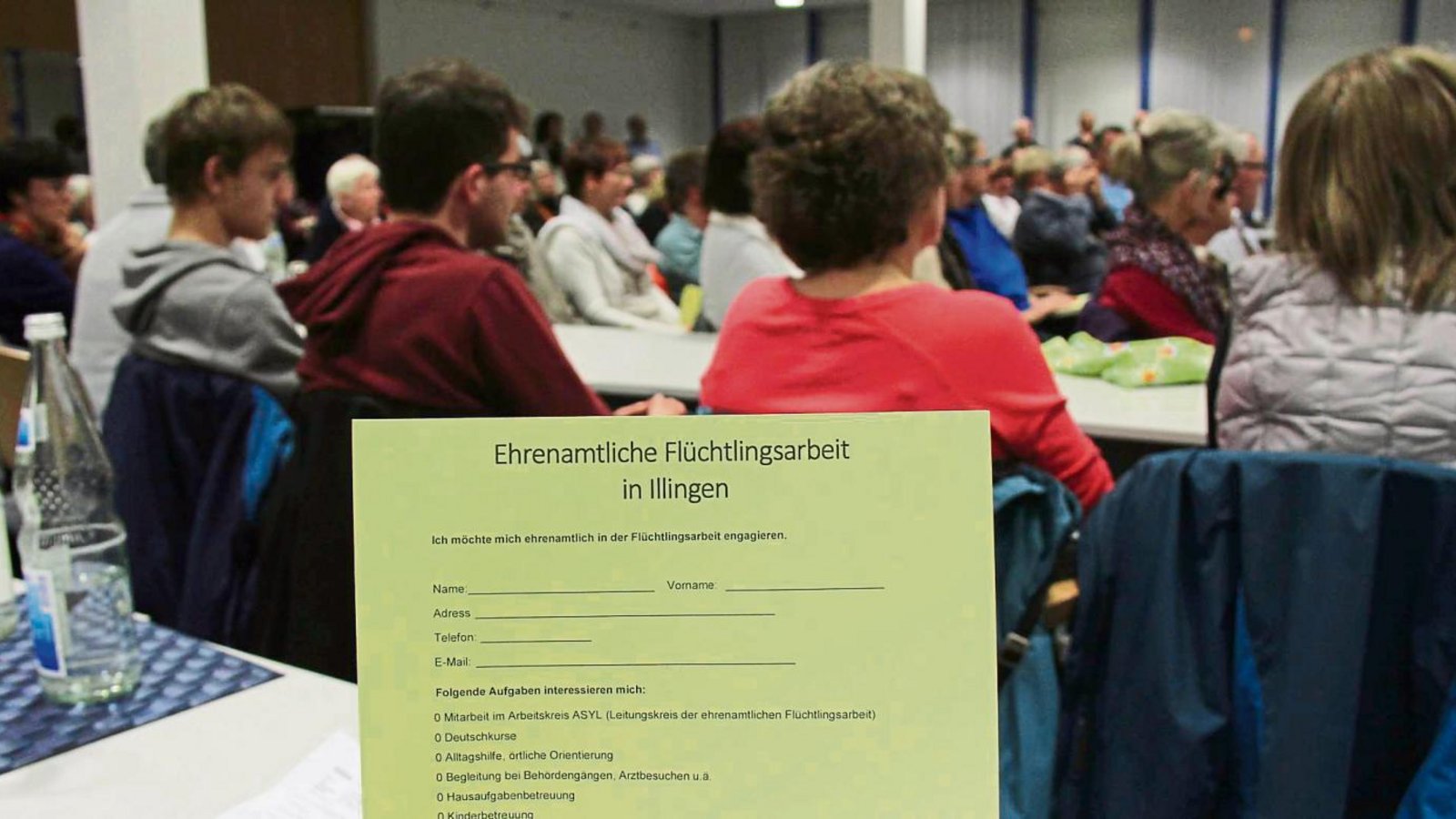Der Arbeitskreis Asyl verteilte Blätter an die Interessenten. Weil der Andrang so groß war, wurden vorsorglich 50 Zettel nachgedruckt. Fotos: Rostek Der Arbeitskreis Asyl verteilte Blätter an die Interessenten. Weil der Andrang so groß war, wurden vorsorglich 50 Zettel nachgedruckt. Fotos: Rostek