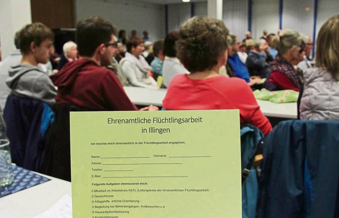 Der Arbeitskreis Asyl verteilte Blätter an die Interessenten. Weil der Andrang so groß war, wurden vorsorglich 50 Zettel nachgedruckt. Fotos: Rostek