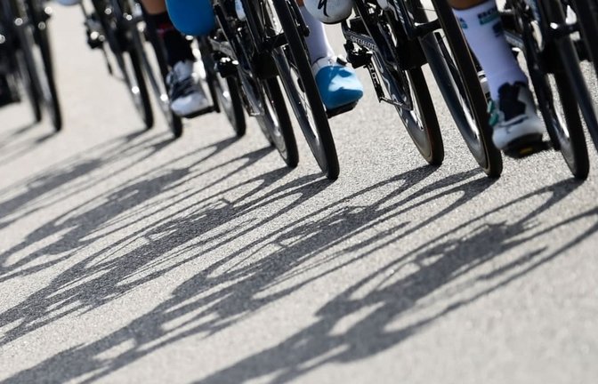 In Italien ist ein Autofahrer absichtlich in eine Gruppe von Radsportlern gefahren (Symbolbild).<span class='image-autor'>Fabio Ferrari/LaPresse via ZUMA Press/dpa</span>