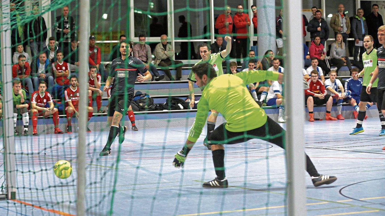 Benjamin Rapp (hinter dem Torwart) hat den Siegtreffer für Iptingen auf dem Fuß. Doch zwei Mal rettet das Gehäuse dem TSV Wimsheim das Unentschieden und damit das Weiterkommen. Fotos: Küppers