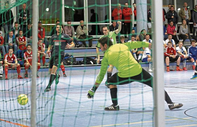 Benjamin Rapp (hinter dem Torwart) hat den Siegtreffer für Iptingen auf dem Fuß. Doch zwei Mal rettet das Gehäuse dem TSV Wimsheim das Unentschieden und damit das Weiterkommen. Fotos: Küppers