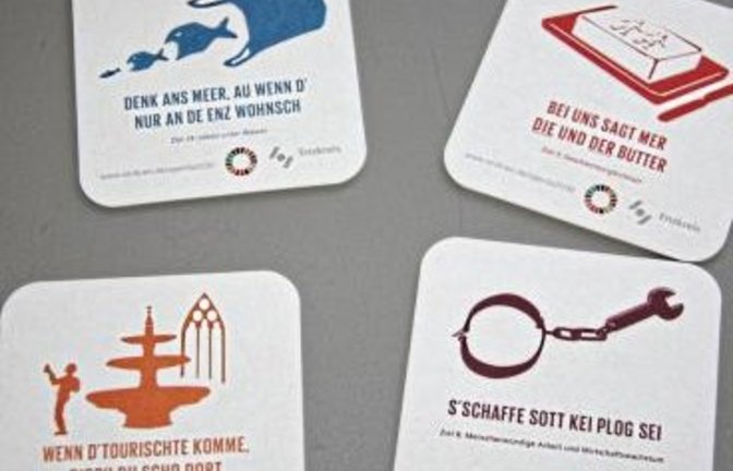 Vier der 17 Bierdeckel-Slogans.  Foto: LE