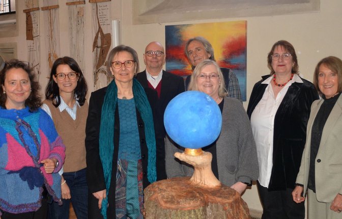 Dies Künstlerinnen und Künstler gestalten die Ausstellung zur Jahreslosung, die in der evangelischen Cyriakuskirche in Illingen zu sehen ist. Auf dem Bild fehlt Lena Klingenstein.  <span class='image-autor'>Fotos: Stahlfeld</span>