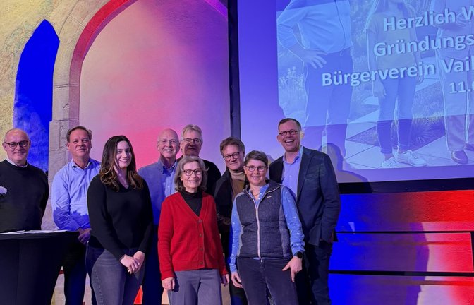 Der Vorstand (von links): Norbert Geissel (Geschäftsführer Eigenbetrieb Gartenschau), Martin Wennberg, Lisa Ernst, Martin Krugmeister, Sybille Bornmann, Thomas Hachenberger, Ulrich Natterer, Regine Hachtel und Oberbürgermeister Uwe Skrzypek-Muth. Es fehlt: Ute Herr.  <span class='image-autor'>Foto: pv</span>