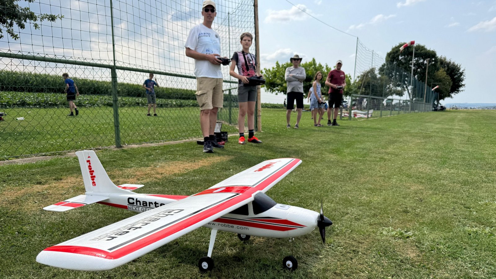 Faszinierendes Hobby:  Für die Kinder gibt es beim Modellflugverein einiges zu entdecken.  Fotos: p